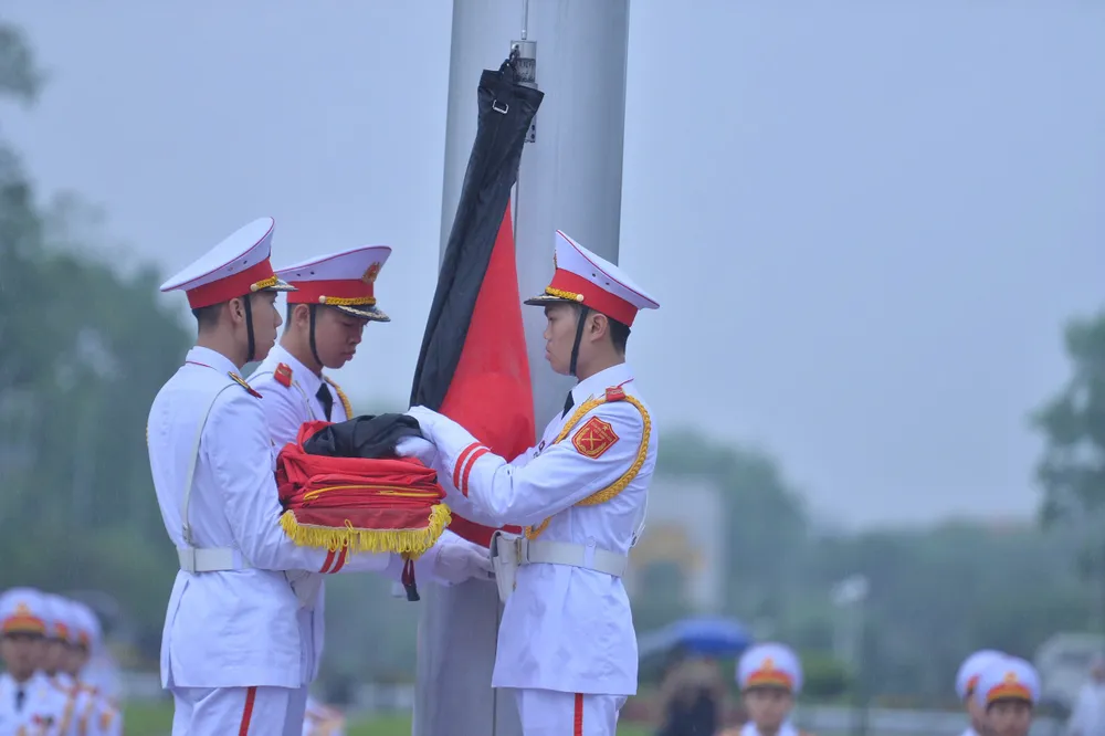 Theo quy định, cờ rủ trong lễ Quốc tang là cờ có dải băng đen với kích thước bằng 1/10 chiều rộng và chiều dài lá cờ z6633458360293_8a51d5668337d71458f9b8ecad426f02.jpg