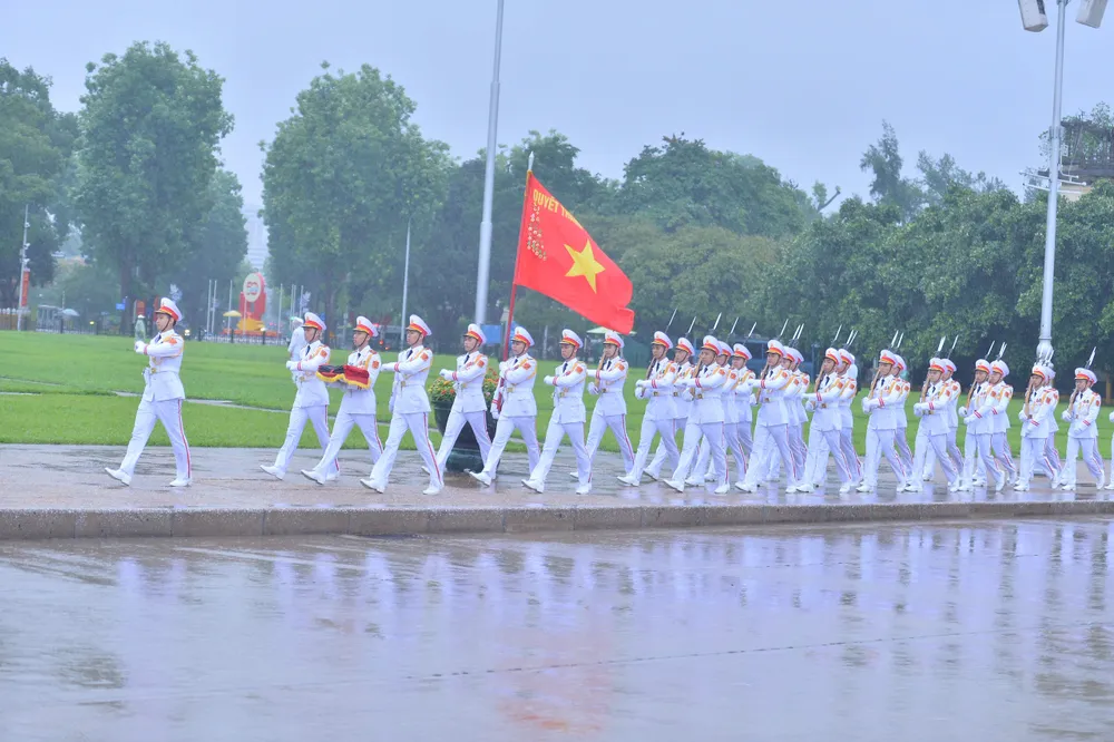 Đội tiêu binh với lá cờ quyết thắng trong lễ thượng cờ rủ z6633461043891_f9f4e0c7fe13f6d24f156ec36c597ac8.jpg