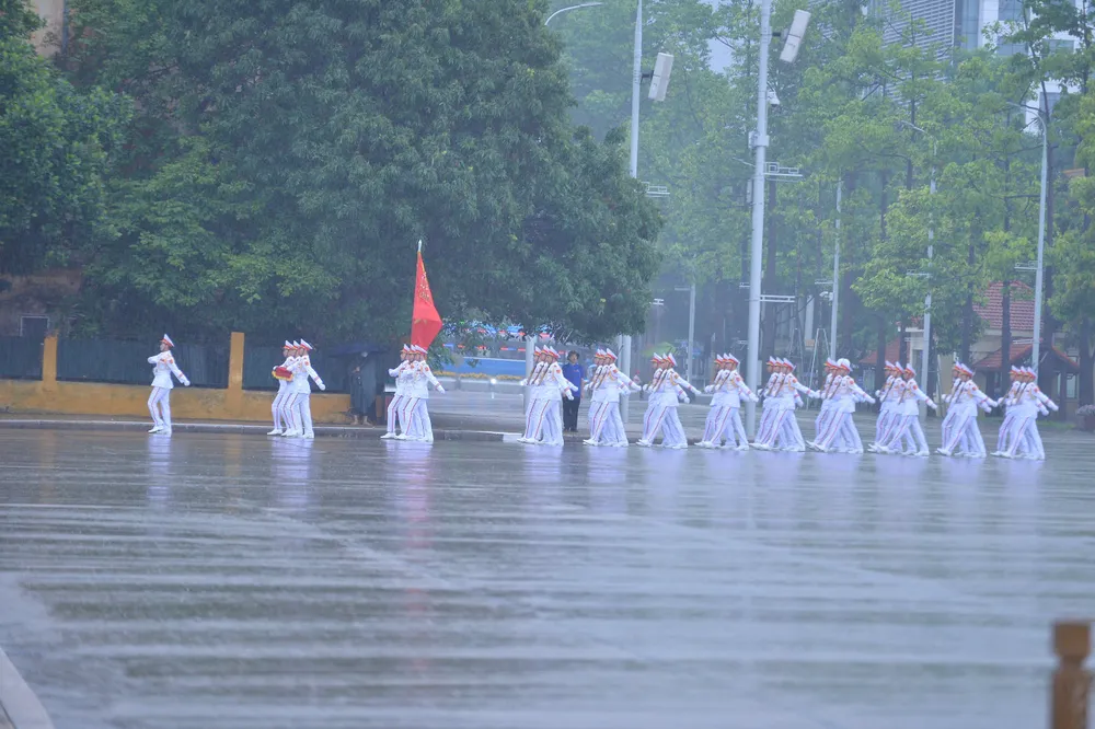 Đội tiêu binh trong lễ thượng cờ rủ chuẩn bị trong điều kiện trời mưa lớn ở Hà Nội, sáng 24-5 z6633462189570_ce7bd877b1d3d9acafed66bab80fe3ac.jpg