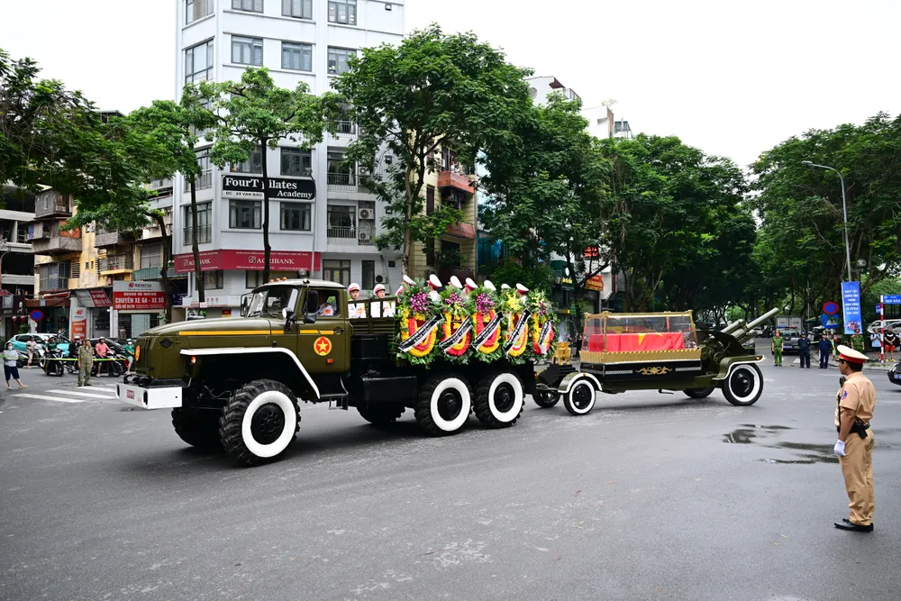 Xe linh xa đưa linh cữu nguyên Chủ tịch nước Trần Đức Lương qua nhà riêng DSC_4958.JPG