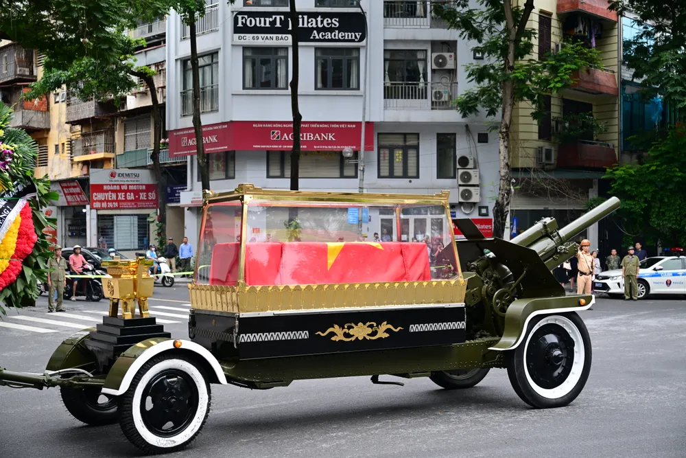 Lĩnh cữu nguyên Chủ tịch nước Trần Đức Lương được phủ quốc kỳ đỏ thắm DSC_4970.JPG