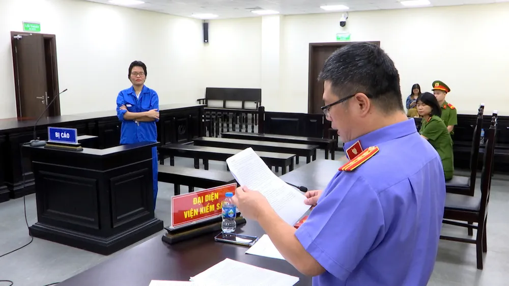 Bị cáo Đậu Thị Tâm (áo xanh, bìa trái) tại phiên tòa Bi cao Tam.jpg