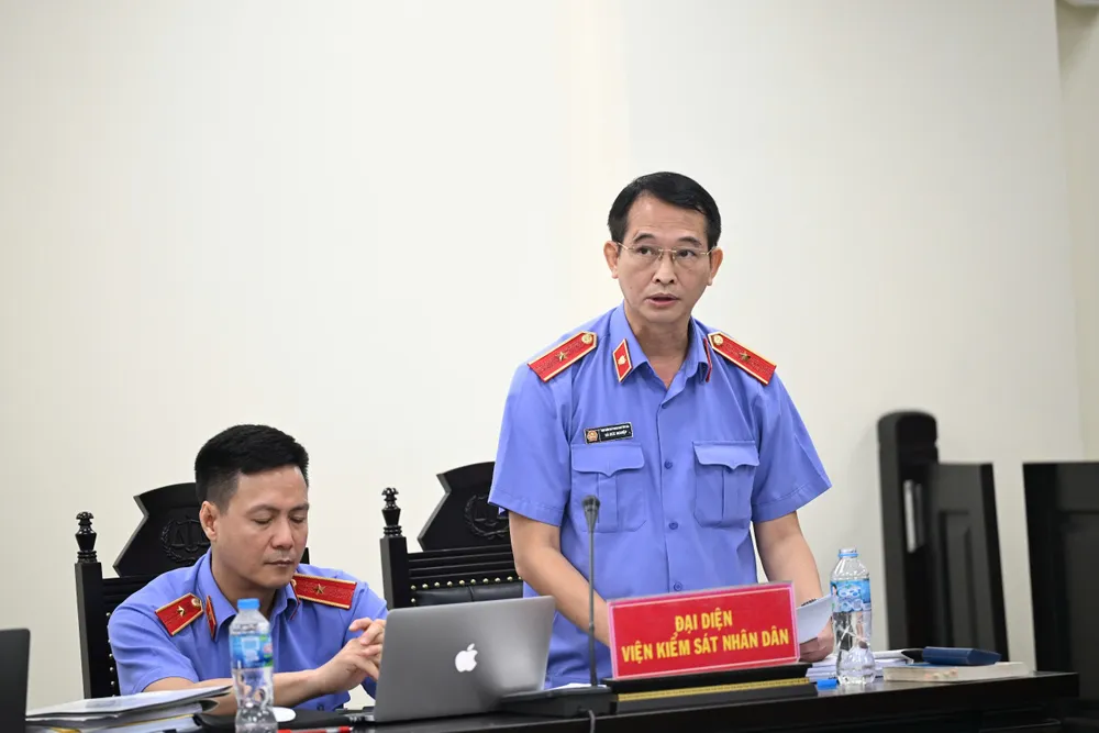 Đại diện viện kiểm sát nêu quan điểm xử lý vụ án. Ảnh: ĐỖ TRUNG z6646270229688_e5f82593c64b18f9a7f5b2aa02e0f976.jpg