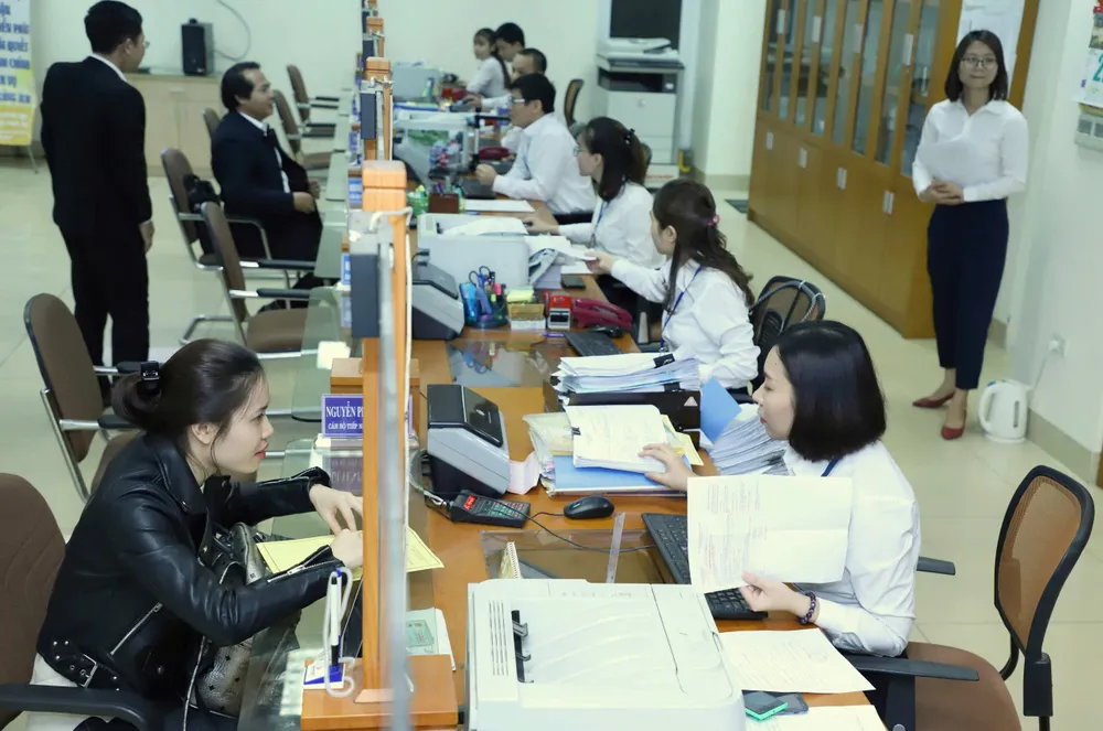 Giải quyết thủ tục hành chính tại UBND quận Hoàn Kiếm, Hà Nội. Ảnh: QUANG PHÚC minh hoa.jpg