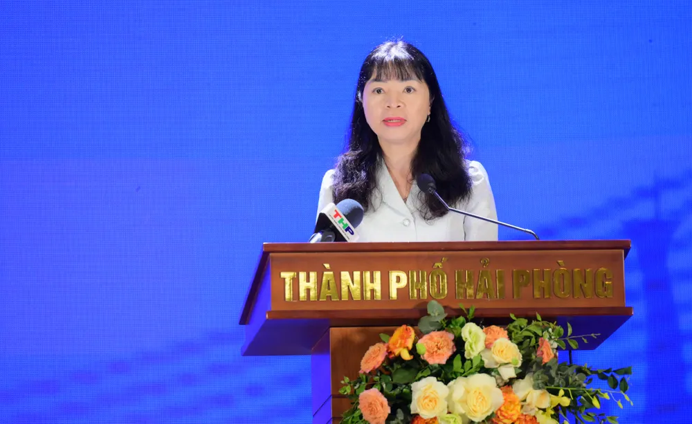 Bà Đặng Thị Thu Hương, Phó Hiệu trưởng Trường Đại học Khoa học xã hội và Nhân văn, Đại học Quốc gia Hà Nội, tham luận tại diễn đàn. Ảnh: ĐỖ TRUNG DSC_6259.jpg