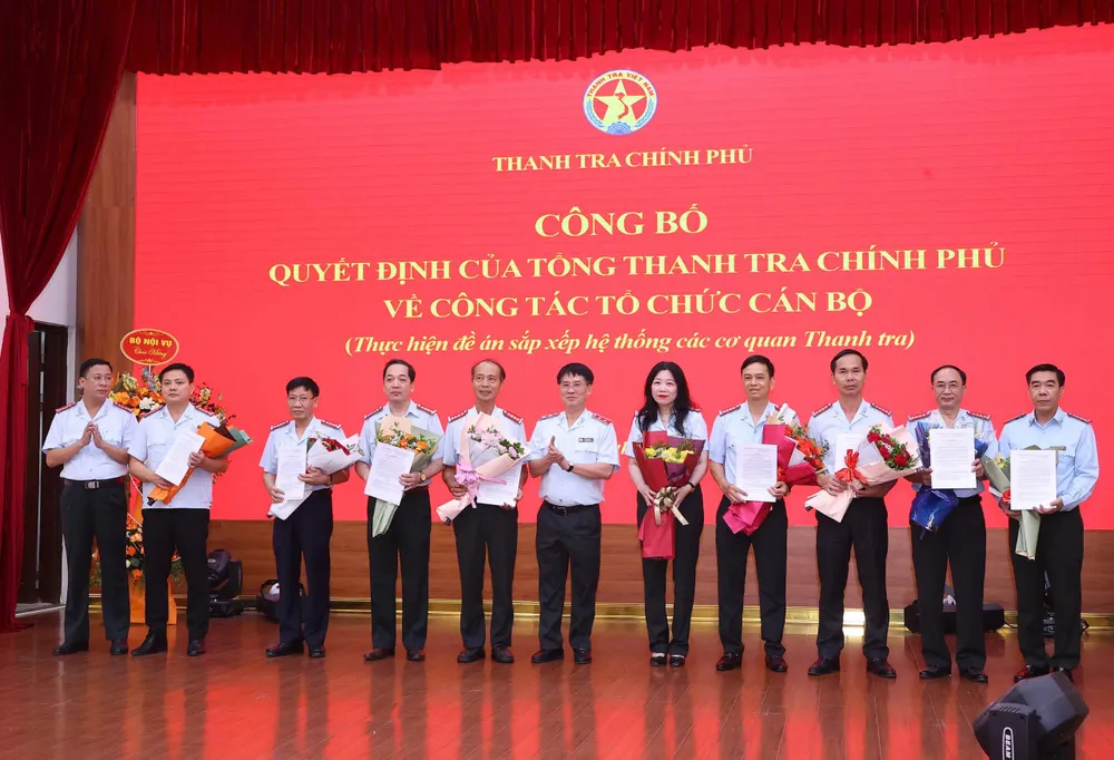 Leaders of the Government Inspectorate presented decisions and flowers to congratulate leaders of units. e87e88e8-537d-416b-9438-6d4cf78c.jpg