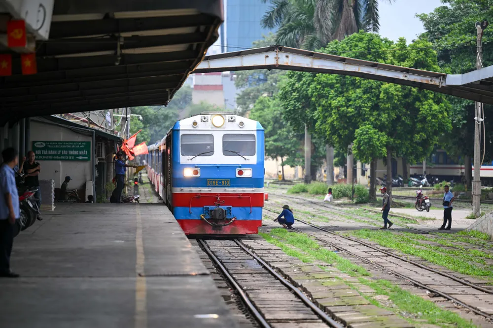 Lúc 11 giờ 5 phút, đoàn tàu thứ nhất trong tổng số 3 đoàn tàu đưa cán bộ, chiến sĩ Cục Xe máy Vận tải, Cục Quân y, Quân khu 5 và 7, Quân đoàn 34 tới Hà Nội DSC_7413.JPG