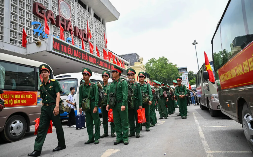 Sau khi xuống tàu, các chiến sĩ lên xe về đơn vị đóng quân, chuẩn bị cho những tháng ngày luyện tập DSC_7610.JPG