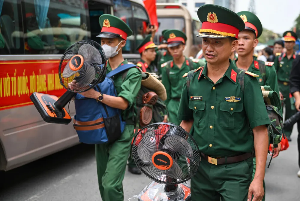 Một số cán bộ, chiến sĩ mang theo quạt điện trước thời tiết Hà Nội có nhiều đợt nắng nóng DSC_7799.JPG
