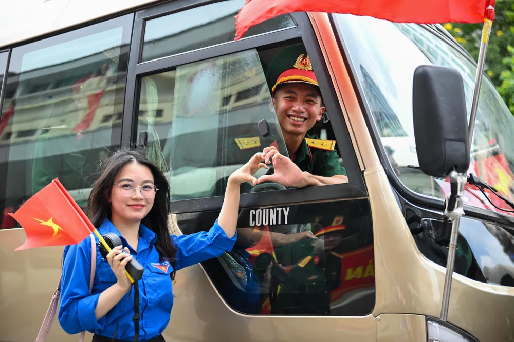 Chiến sĩ Nguyễn Tấn Lực tranh thủ gặp bạn gái Đỗ Thanh Uyên trước khi về đơn vị luyện tập DSC_7854.JPG