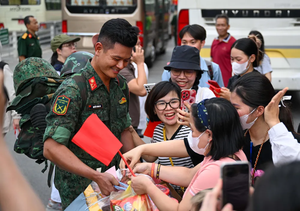 소녀들은 응우옌 중안 중령을 포위하여 기념품을 주었습니다. DSC_8433.JPG
