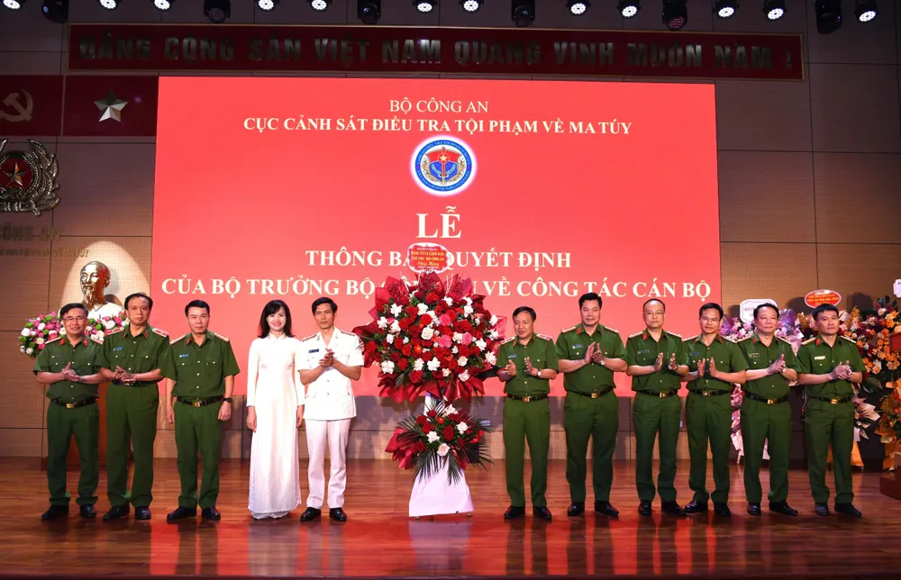 Tập thể, cán bộ, chiến sĩ C04 tặng hoa chúc mừng Đại tá Ngô Thanh Bình tap the.jpg