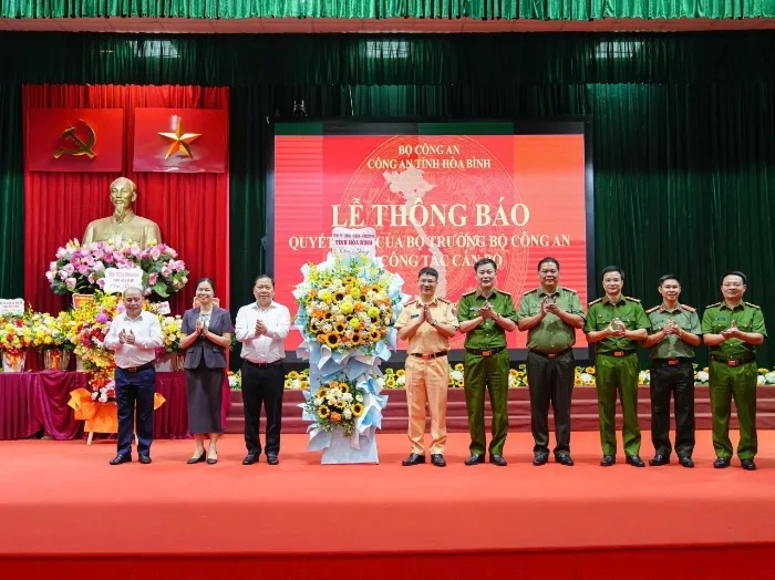 Lãnh đạo tỉnh Hòa Bình tặng hoa chúc mừng Đại tá Đỗ Thanh Bình 2Q.jpg