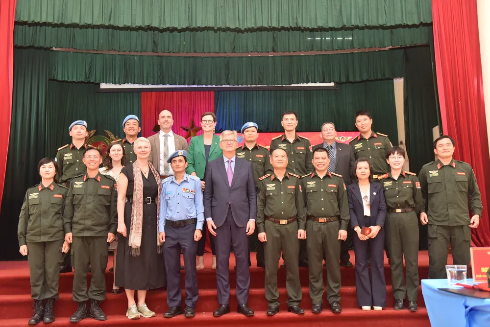 Phó Tổng thư ký Liên hợp quốc Jean-Pierre Larcroix và Tư lệnh Cảnh sát Liên hợp quốc Faisal Shahkar cùng đoàn công tác chụp ảnh kỷ niệm với lãnh đạo Văn phòng Thường trực Bộ Công an về gìn giữ hòa bình Liên hợp quốc DSC_2332.JPG