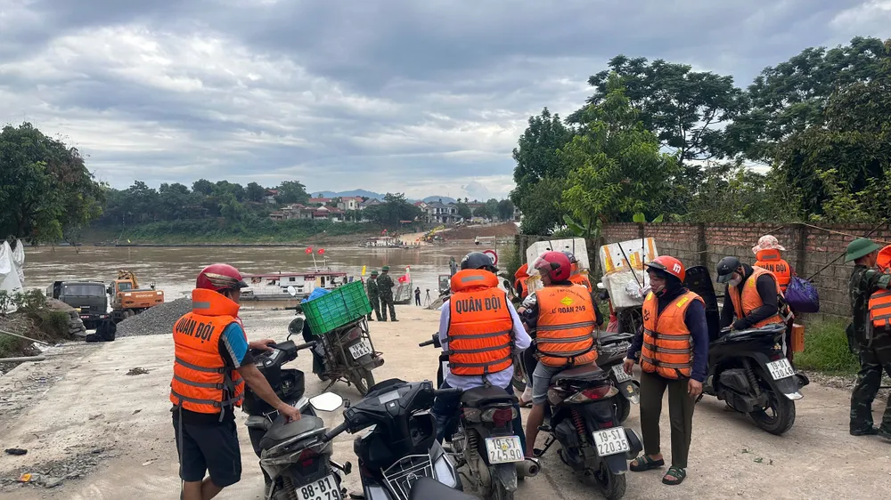 Trước khi xuống phà, người điều khiển phương tiện bắt buộc phải mặc áo phao z6701033692623_cb5cd1208ee678e0d2e354d7900c3cc4.jpg