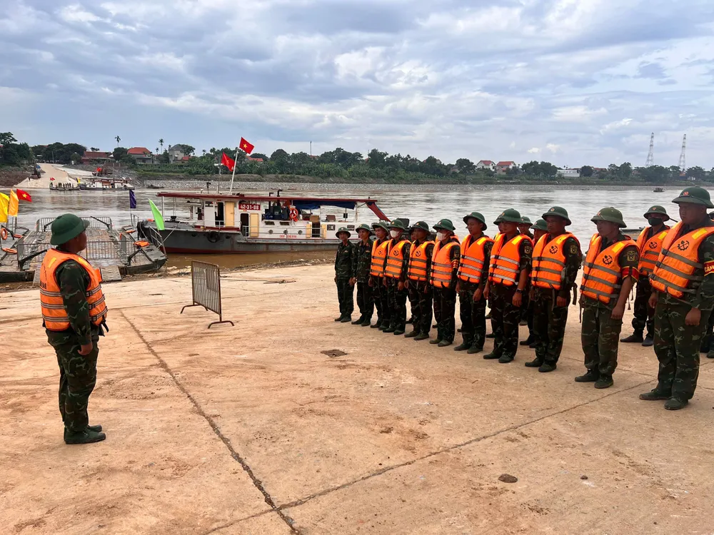 Lực lượng công binh sẵn sàng hỗ trợ người dân qua sông an toàn z6701104593515_32fddcc26ae82cb9df638764b3cb269f.jpg
