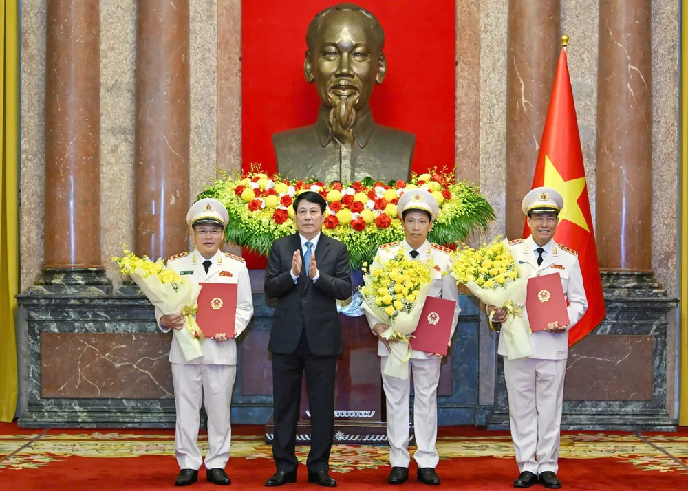 Chủ tịch nước Lương Cường trao quyết định thăng cấp bậc hàm từ Trung tướng lên Thượng tướng cho các lãnh đạo Bộ Công an, sáng 14-6. Ảnh: VIẾT CHUNG anh 1.jpg