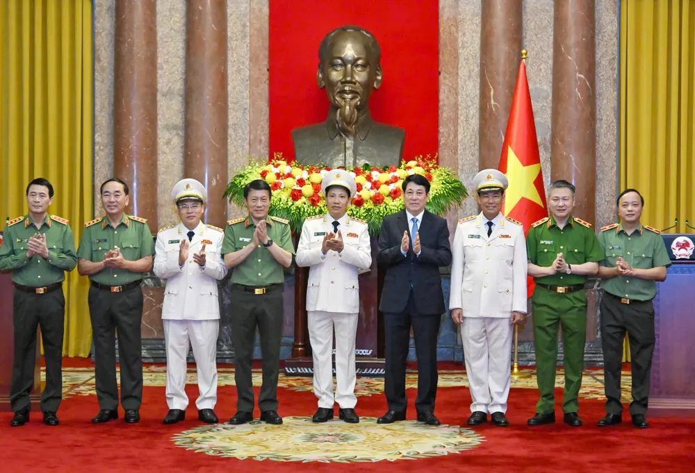 Chủ tịch nước Lương Cường và các đồng chí lãnh đạo Bộ Công an chụp ảnh lưu niệm. Ảnh: VIẾT CHUNG tap the.jpg