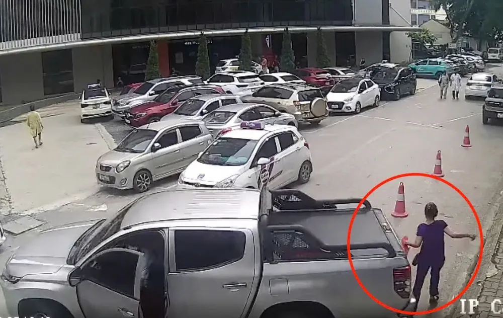 Hình ảnh xe bán tải lùi chèn vào một bệnh nhân. Ảnh cắt từ clip nạn nhân.jpg