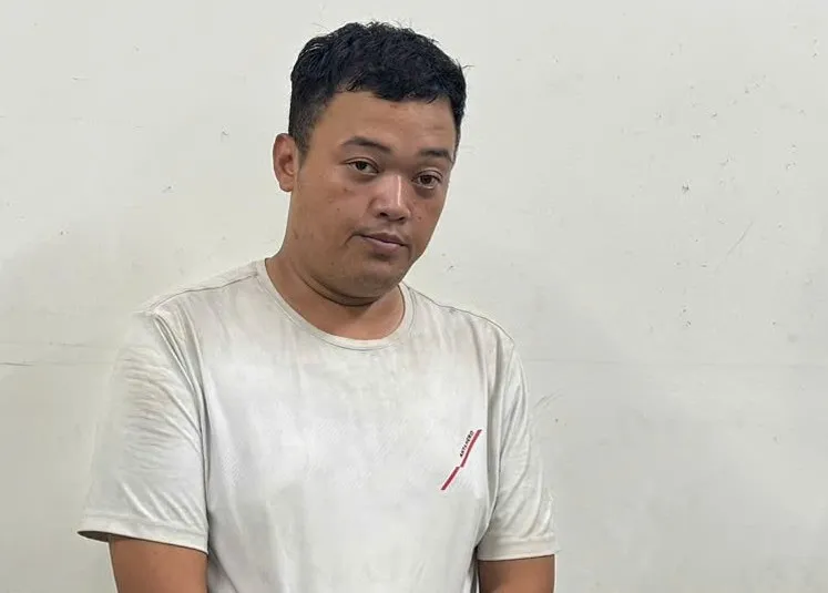 Thái Ngọc Anh tại cơ quan công an. Ảnh: Công an TP Hà Nội bat DTg taxi.jpg