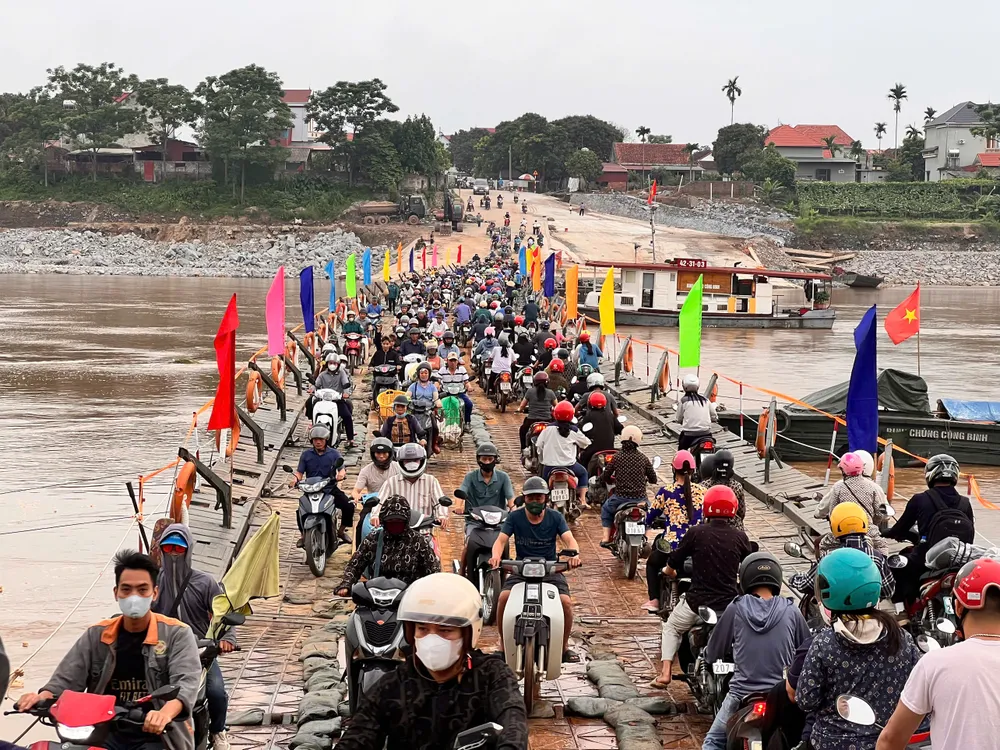 Cầu phao Phong Châu bắt đầu hoạt động trở lại từ sáng 20-6. Ảnh: NGUYỄN HINH cau phao.jpg