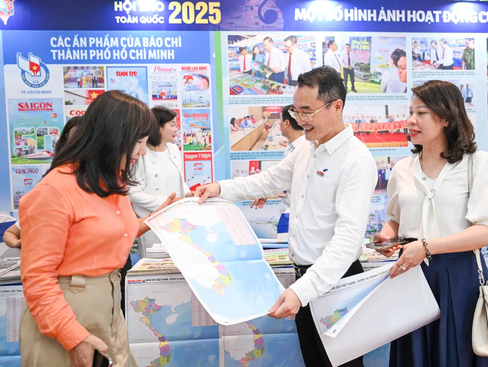 Bạn đọc tham quan gian hàng của Hội Nhà báo TPHCM tại Hội báo toàn quốc 2025 DSC_0915.JPG