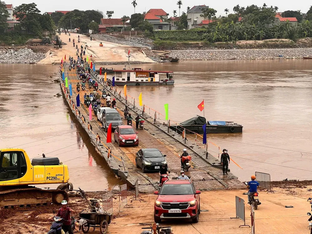 Khu vực cầu phao Phong Châu 964.jpg