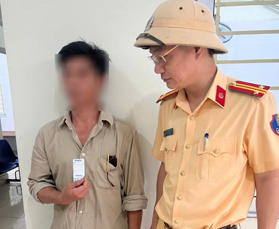 Lê Viết Hoàn (sinh năm 1981, trú tại TP Phổ Yên, tỉnh Thái Nguyên) tại cơ quan công an ma tuy 2.jpg
