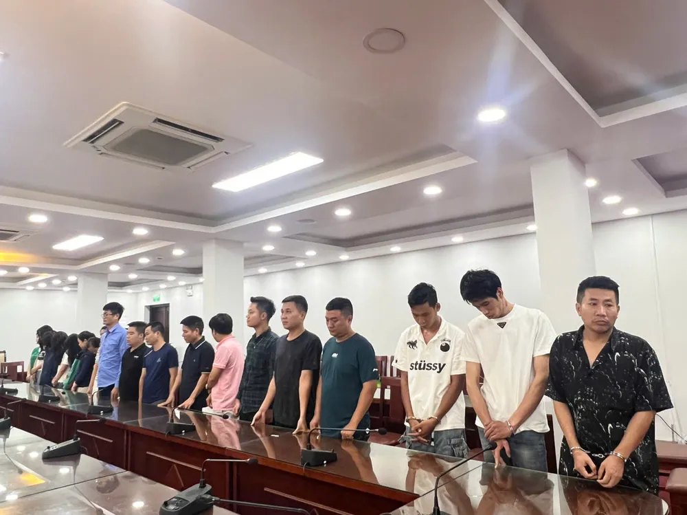 Một số bị can trong vụ án. Ảnh: Công an TP Hà Nội cung cấp 1.jpg