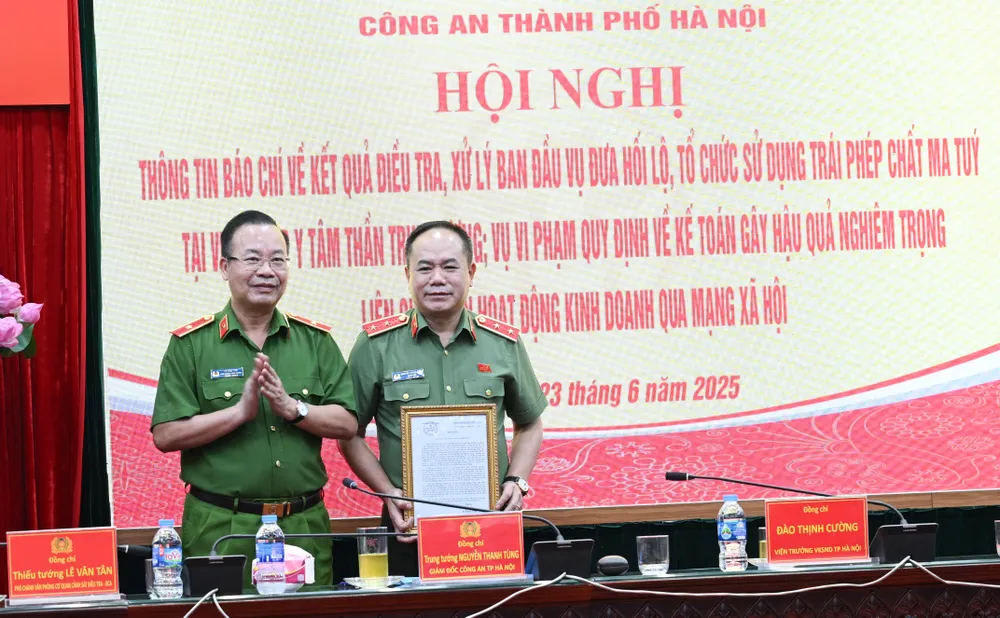 Lãnh đạo Công an TP Hà Nội nhận đón nhận Thư khen từ Bộ Công an. Ảnh: ĐỖ TRUNG DSC_1475.jpg