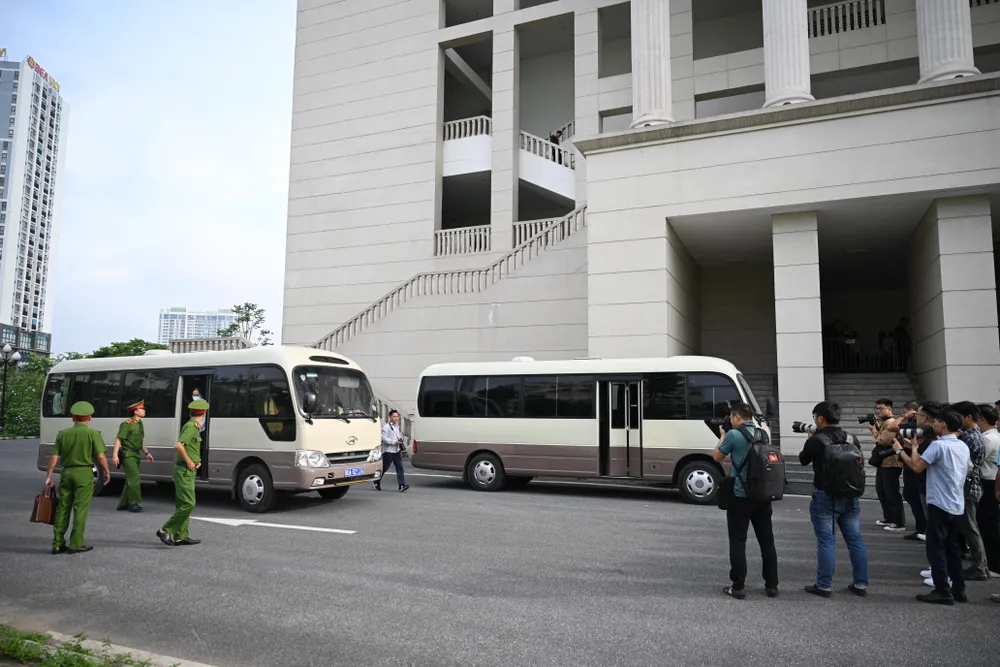 Lúc 7 giờ 20 phút, 2 xe chở phạm nhân tới cơ quan xét xử, họ không qua cửa an ninh mà được dẫn giải thẳng lên phòng xử. Ảnh: ĐỖ TRUNG DSC_1623.JPG