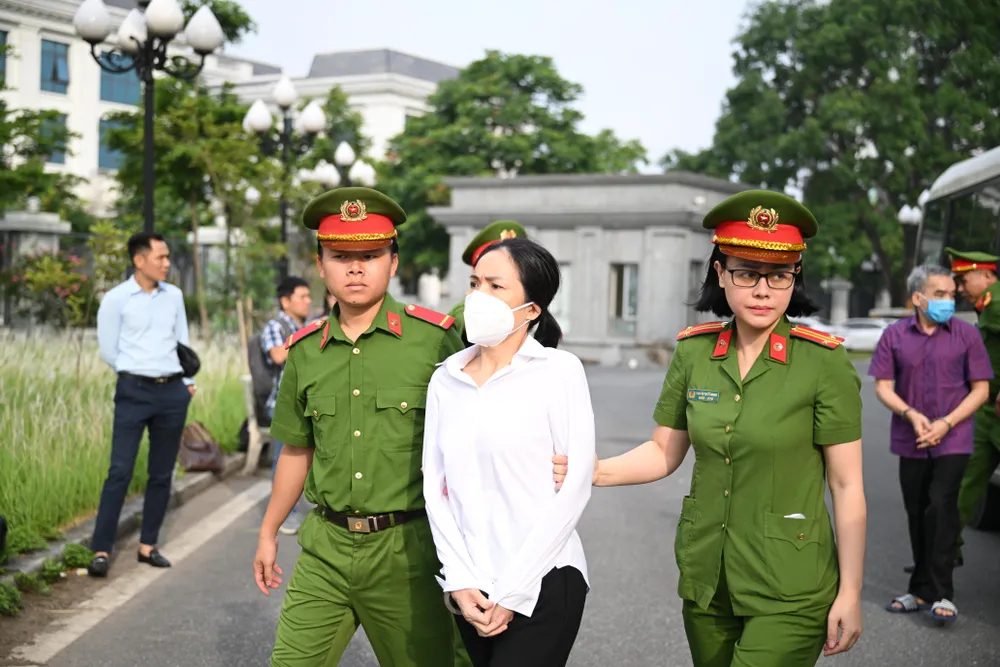 Các bị cáo nhanh chóng được dẫn giải vào phòng xét xử. Ảnh: ĐỖ TRUNG DSC_1625.JPG