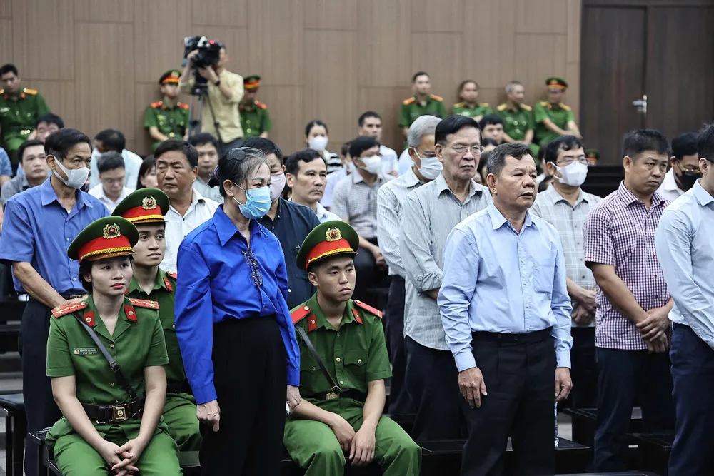 Các bị cáo tại phiên tòa z6737135404007_d2b7ce0a35aadf8331644c2e57806698.jpg