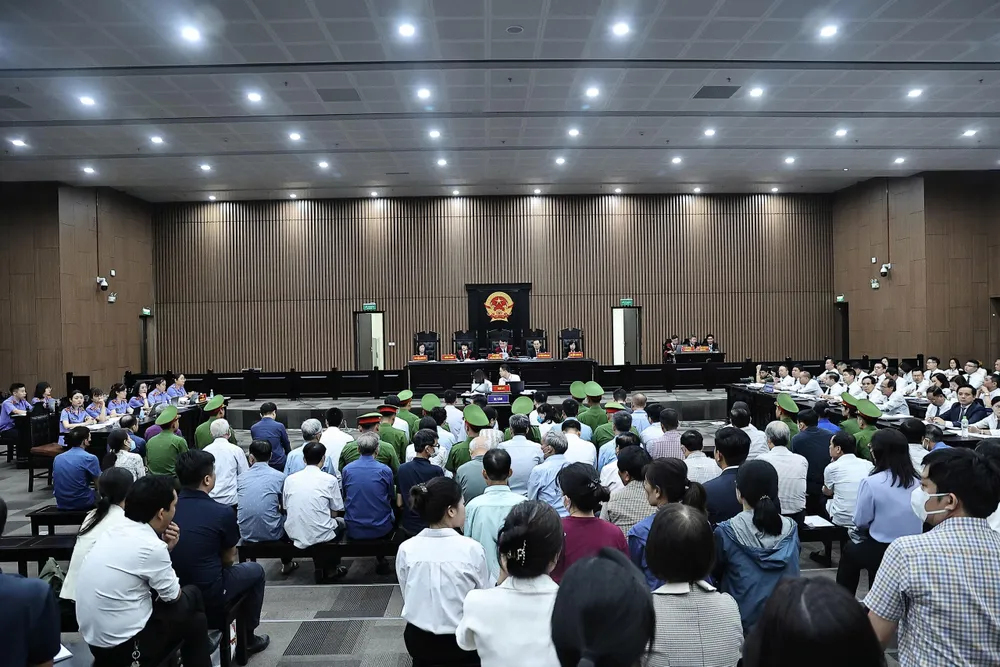 Quang cảnh phiên tòa z6737135404045_350ee31a6dbafda4390bc5c9729e2220.jpg