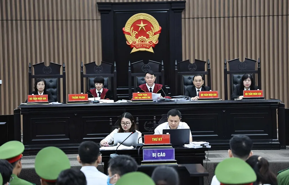Hội đồng xét xử tại phiên tòa z6737024395959_f419d52d4236bb2eecba05cf132dfc49.jpg