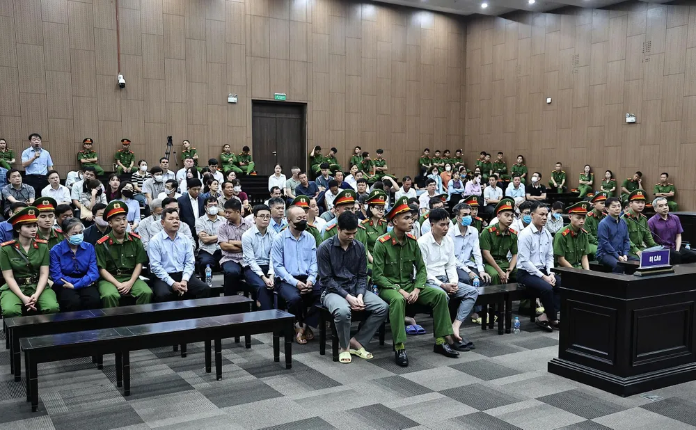 Các bị cáo tại phiên tòa z6737135403830_588c276edcff80ffd427f1478a28a7d5.jpg