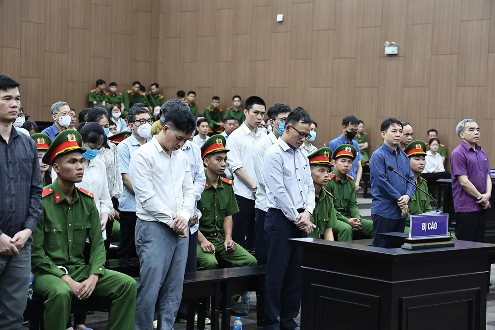 Các bị cáo tại phiên tòa z6737135403940_5478d0c8e59ae7d743c454df46c19f4a.jpg