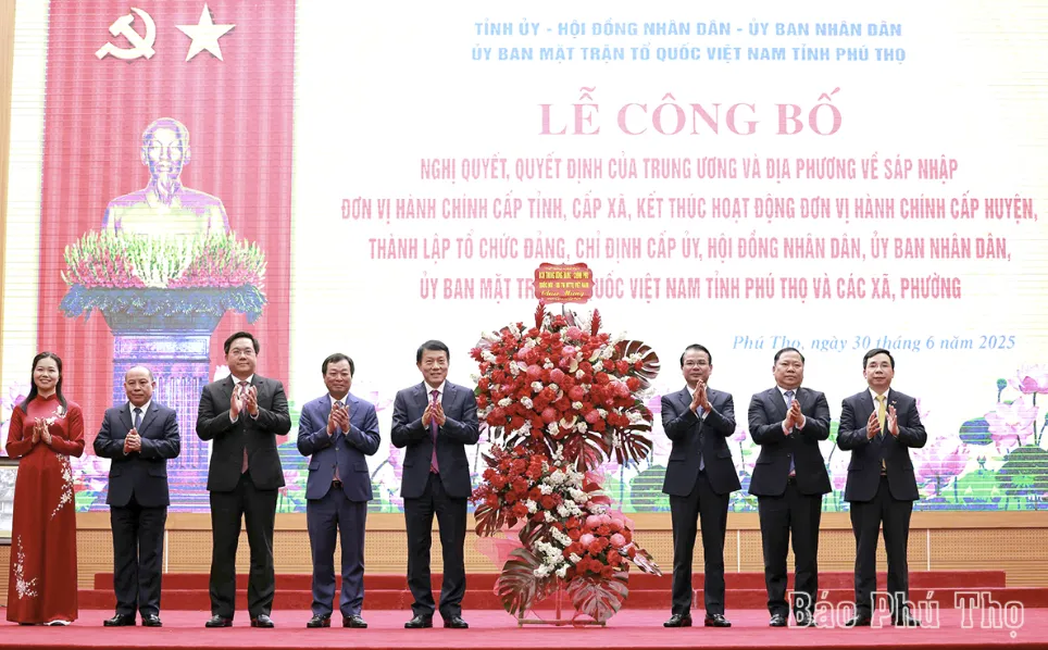 Đại tướng Lương Tam Quang tặng hoa chúc mừng các lãnh đạo tỉnh Phú Thọ mới. Ảnh: BÁO PHÚ THỌ Ảnh màn hình 2025-06-30 lúc 11.04.34.png