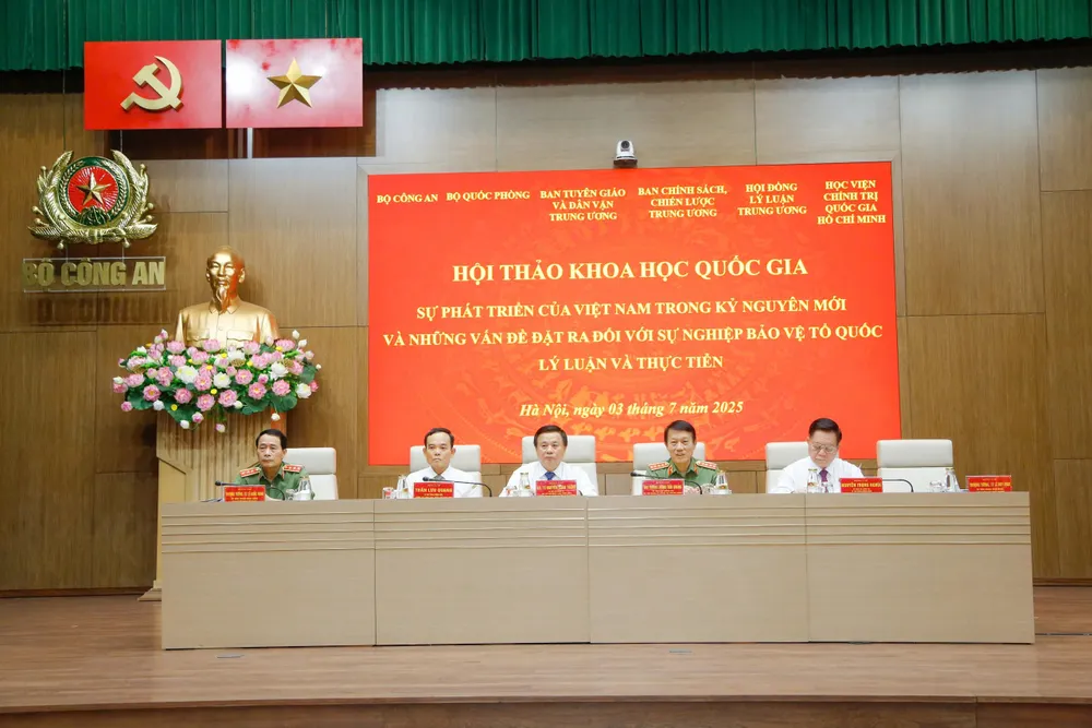 Các đại biểu chủ trì hội thảo. Ảnh: NAM NGUYÊN Chu tri.jpg