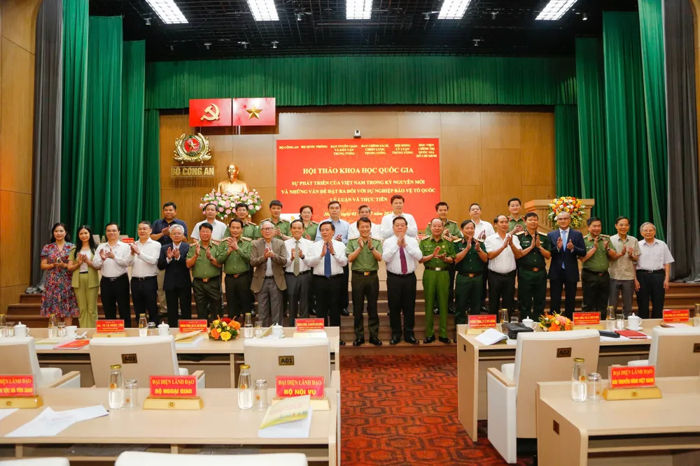 Các đại biểu chụp ảnh lưu niệm. Ảnh: NAM NGUYÊN DAI BIEU CUNG.jpg