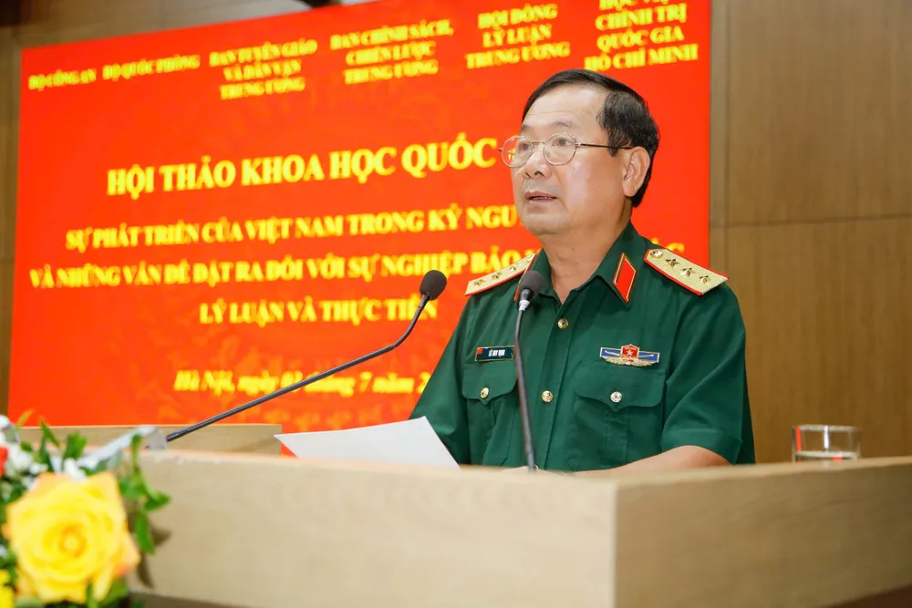 Thượng tướng Lê Huy Vịnh tham luận tại hội thảo. Ảnh: NAM NGUYÊN thu truong.jpg