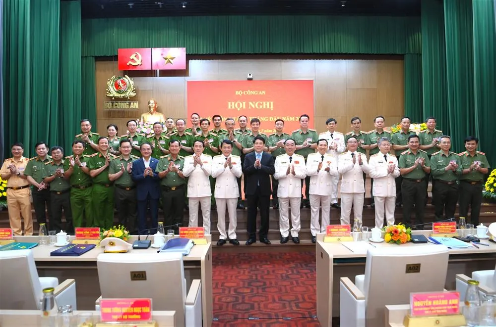 Các đại biểu dự hội nghị chụp ảnh lưu niệm 6.jpg