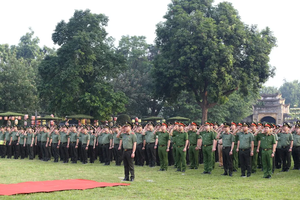 Cán bộ, chiến sĩ Công an TP Hà Nội thực hiện nghi thức chào cờ đầu tuần catp2.jpg