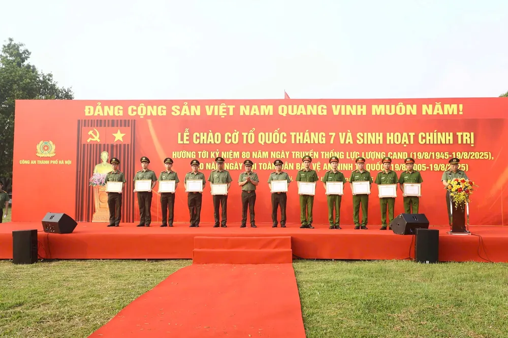 Ban Giám đốc Công an TP Hà Nội đã tổ chức trao thưởng bằng khen của UBND TP Hà Nội đến 7 tập thể và 18 cá nhân có thành tích xuất sắc trong phong trào thi đua catp4.jpg