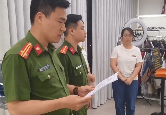 Cơ quan chức năng đọc quyết định tạm giữ Nguyễn Thị Thu Hường 517387940_1161719709332221_80857.jpg
