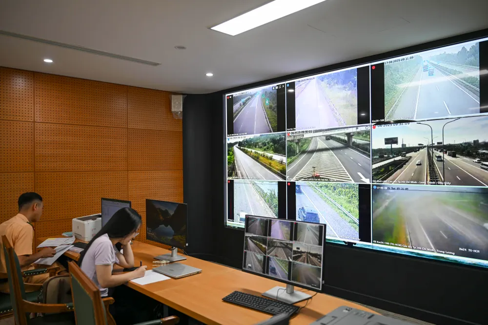 Hệ thống giám sát các cung đường của lực lượng cảnh sát giao thông đặt tại Trung tâm chỉ huy, C08. Ảnh: ĐỖ TRUNG DSC_9481.JPG