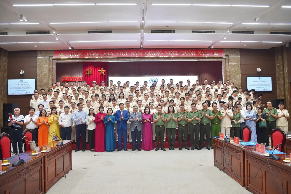 Các đại biểu chụp ảnh lưu niệm z6794473019231_5bf56d6c103f535c1b3f2e1126715a09.jpg
