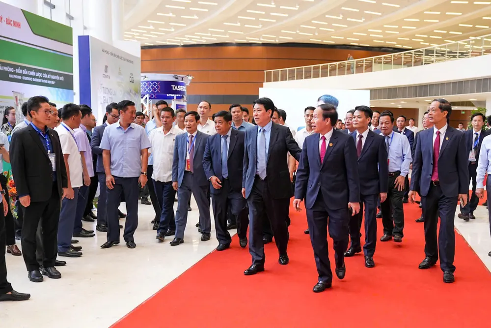Chủ tịch nước Lương Cường và các đại biểu tới dự hội nghị CTN.jpg