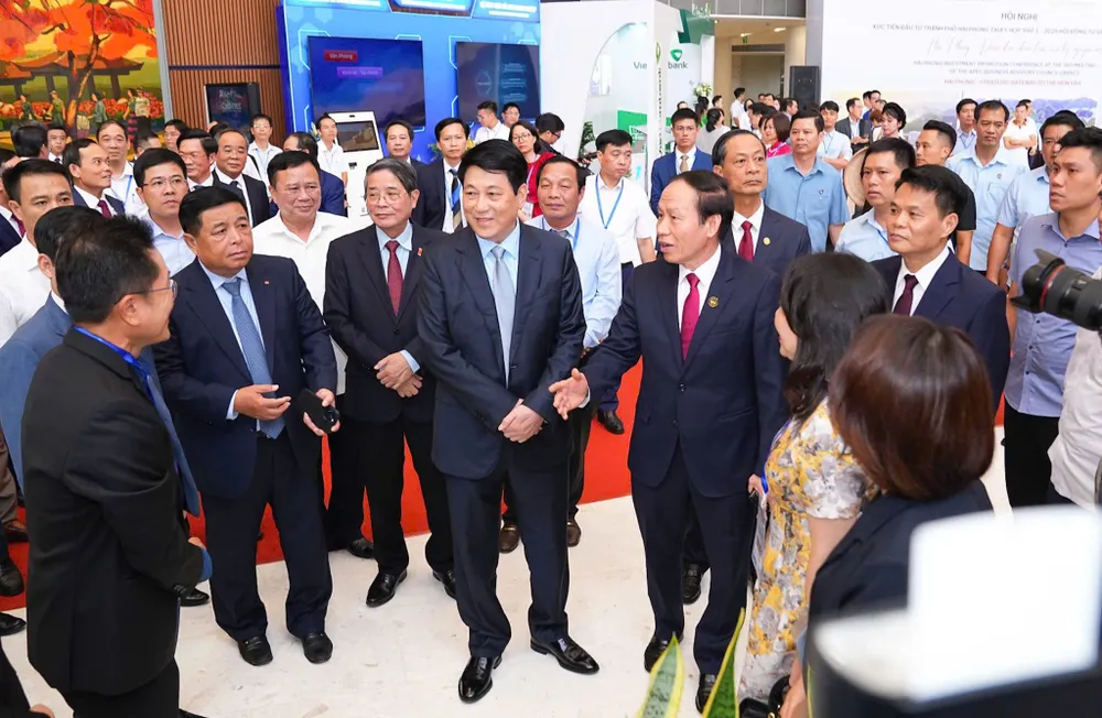 Chủ tịch nước Lương Cường và các đại biểu tại hội nghị xúc tiến đầu tư ở TP Hải Phòng CTN2.jpg