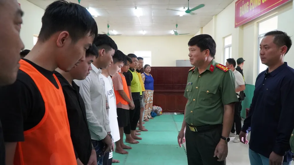 Đại tá Vũ Văn Đấu, Giám đốc Công an tỉnh Điện Biên trực tiếp xét hỏi các đối tượng. Ảnh: CÔNG AN ĐIỆN BIÊN Đại tá Vũ Văn Đấu, Giám đốc Công an tỉnh trực tiếp xét hỏi các đối tượng(1).jpeg